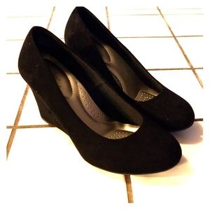 Black wedge heels